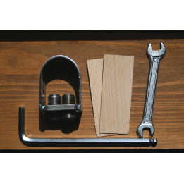 Juego para montar la guadaña al mango (abrazadera, llave Allen, llave de 8-10, 2 cuñas de madera)